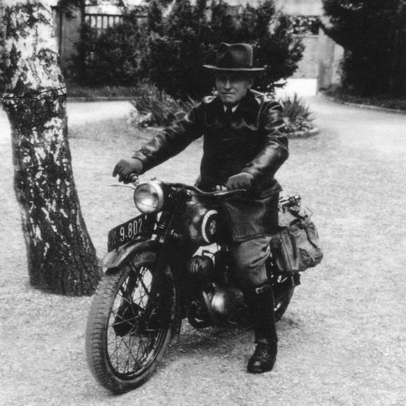 Gründer mit Motorrad